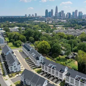 4 Story Queen Retreat! New! Walk To Downtown! Apartment Charlotte